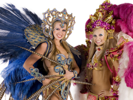 2 Mädchen bekleidet für Karneval in Brasilien