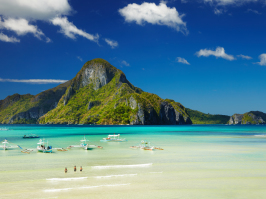 Strand und die Gebirge