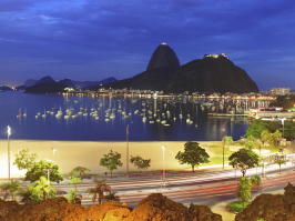 Strand in der Nacht und die Gebirhe