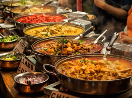 viele Schüsseln mit Essen
