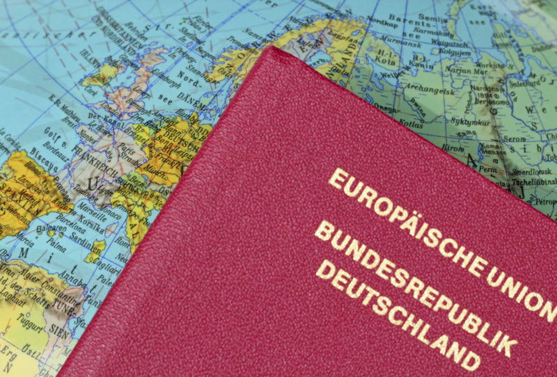 Deutscher Pass auf einem Globus