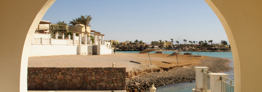 Strand mit dem Sonnenschirmen und das Hotel