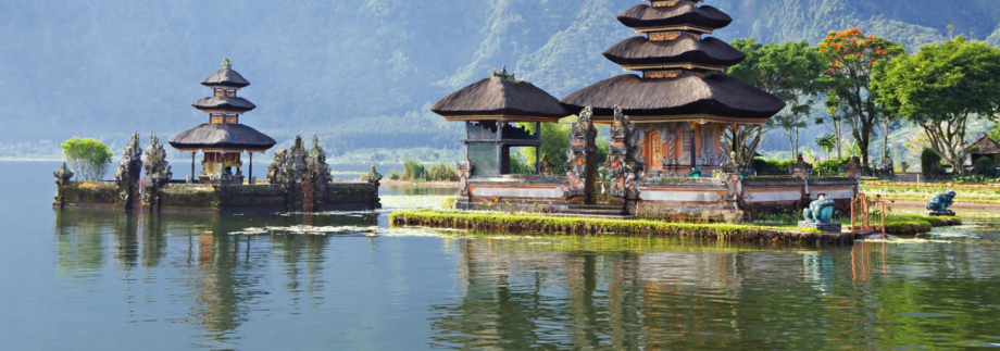 asiatische Tempeln am Wasser