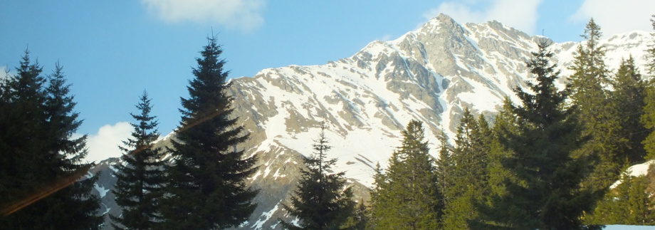 Gebirge mit Schnee drauf